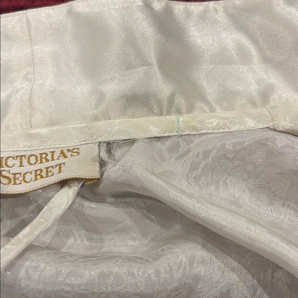 Vintage victorias secret white satin robe size S/M gold label - Picture 8 of 8